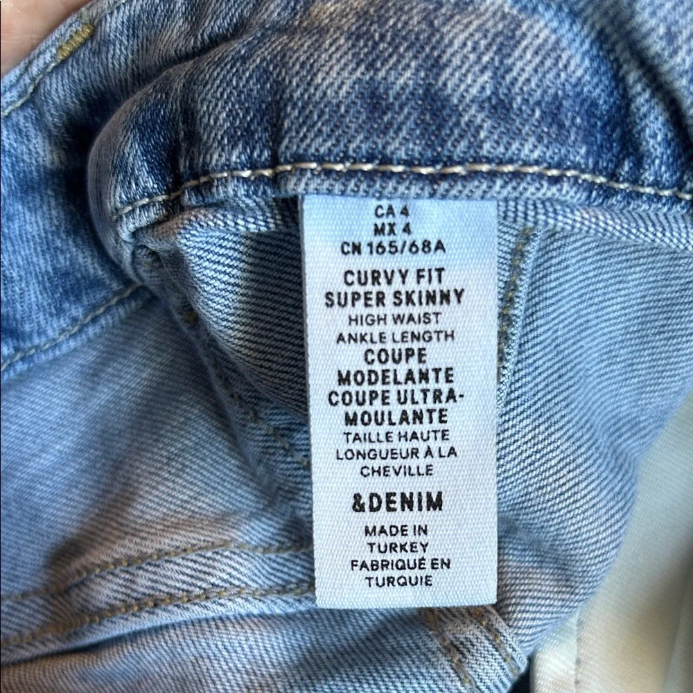 Classic Distressed Skinny Jeans in Blue size 4
